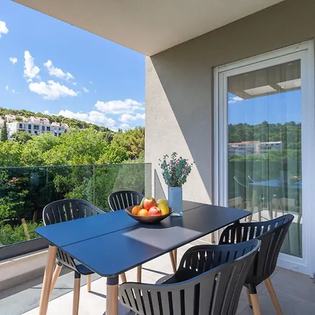 The Signature - Two Bedroom Modern In Lapad Apartment *